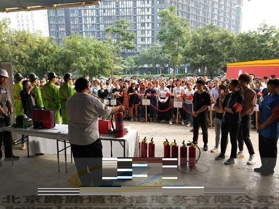 商场员工参加消防演练(图1)