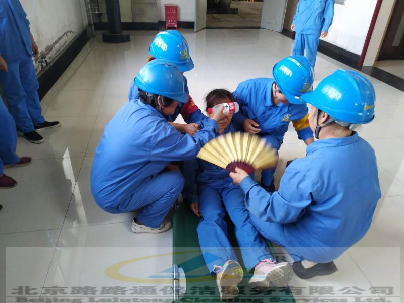 车间员工参加现场急救演练(图1)